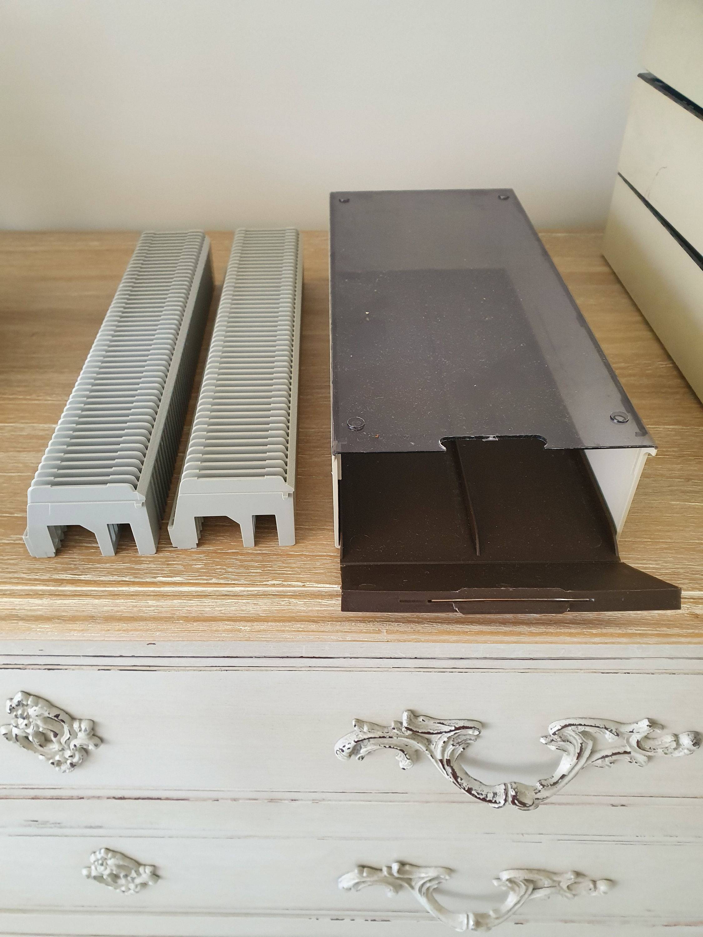 4 boîtes pour ranger diapositives (dans chacune 2 x 50 vues)