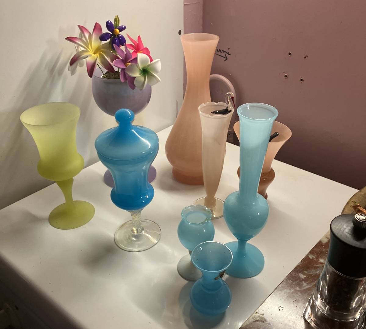 Vases et bonbonnières en opaline