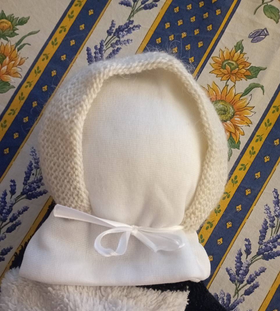 Un bonnet (béguin) naissance fait mains. Première main