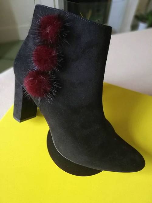 Vends boots/bottines noires à pompons T40