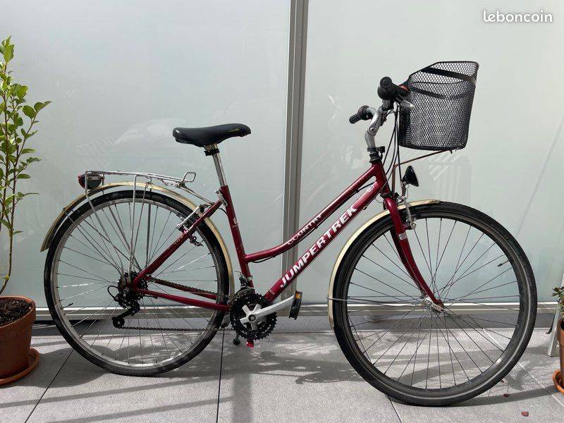 Vends vélo VTC Bordeaux pailleté Jumpertrek, roues 28, 21 vitesses, dérailleur Shimano