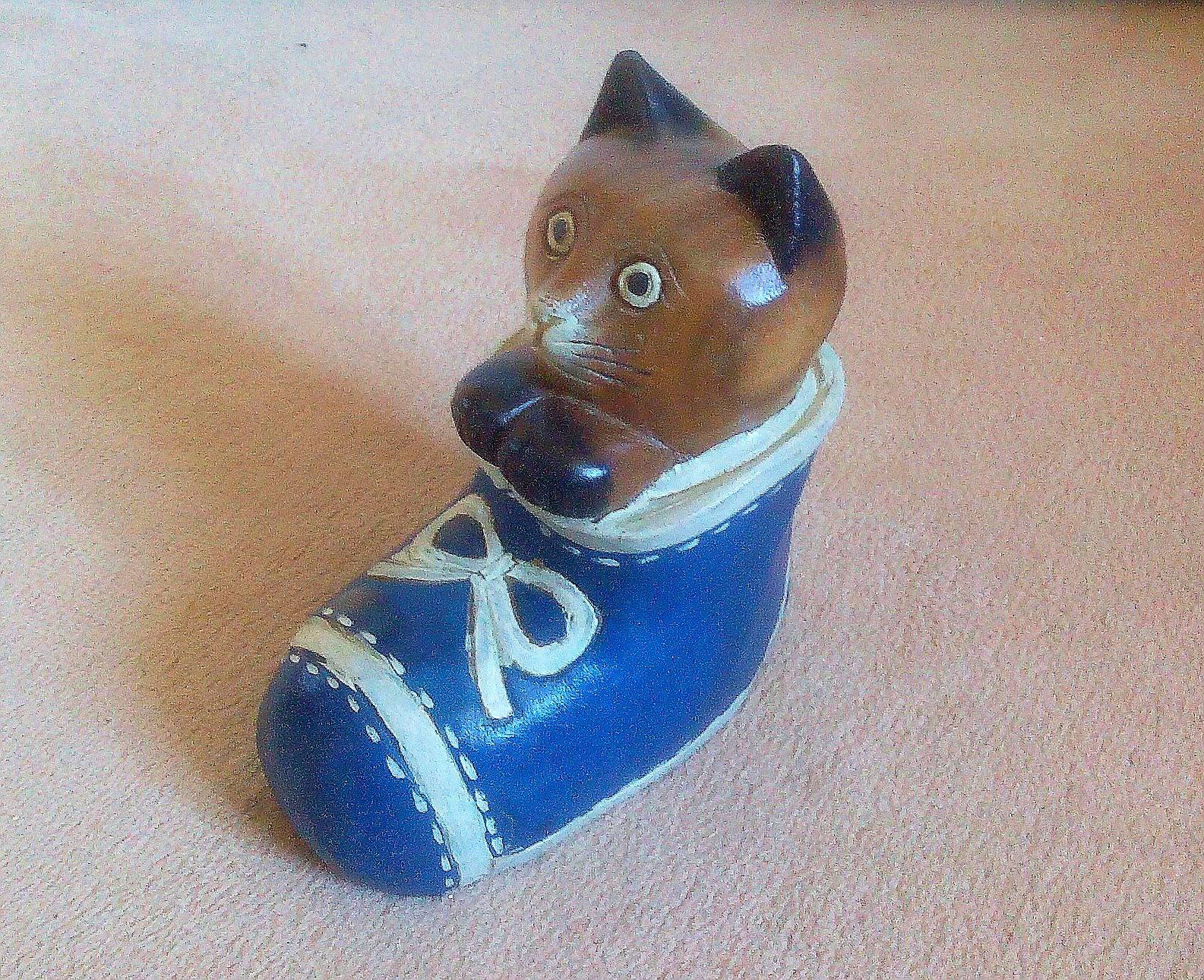 Chat Botté en bois peint (L16 x H20 x l10cm)