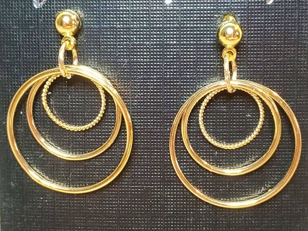 Vends boucles d’oreilles trio de cercles plqué or clou ou autre