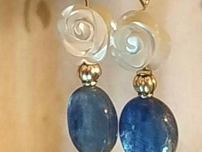 Vends boucles d’oreilles courtes nacre et cyanite crochet ou autre