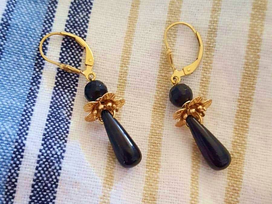 Boucles d’oreille onyx et fleur plaquée or dormeuse ou autre