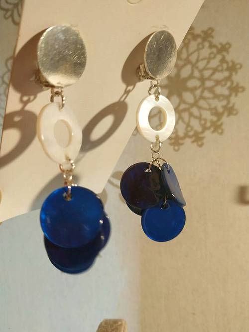 Boucles d’oreilles nacre bleu et blanche clip ou autre