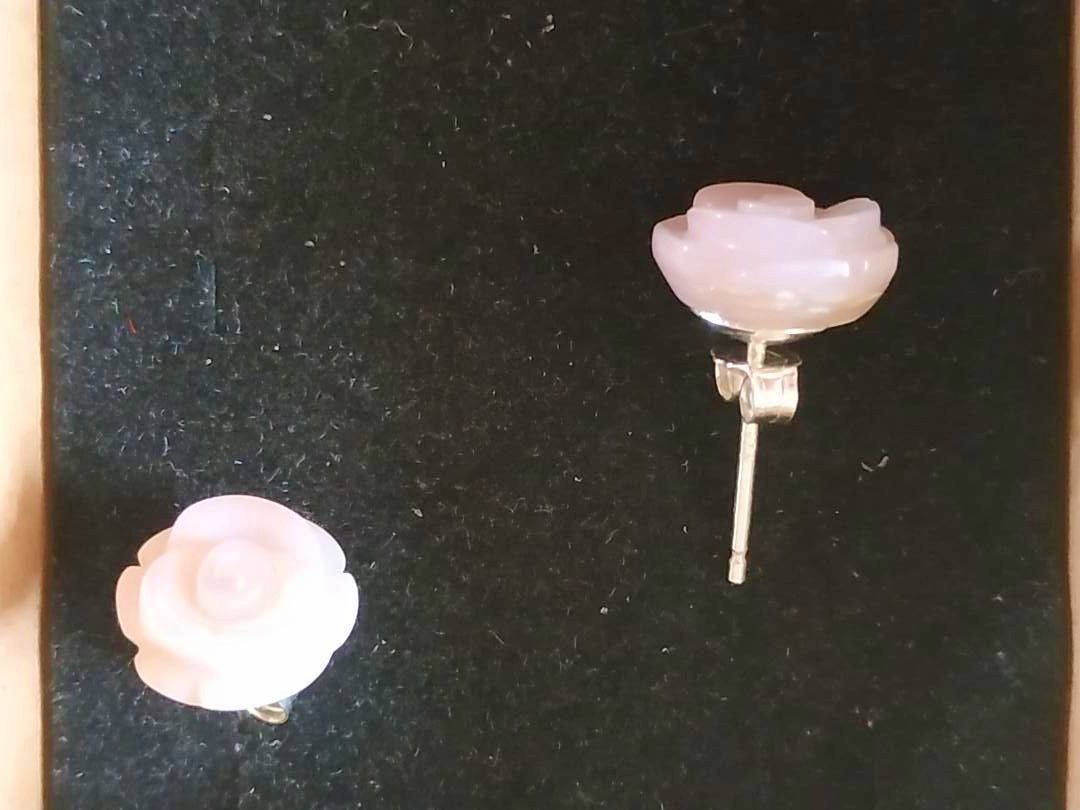 Vends Boucles d’oreilles rose de nacre rose clou ou clip