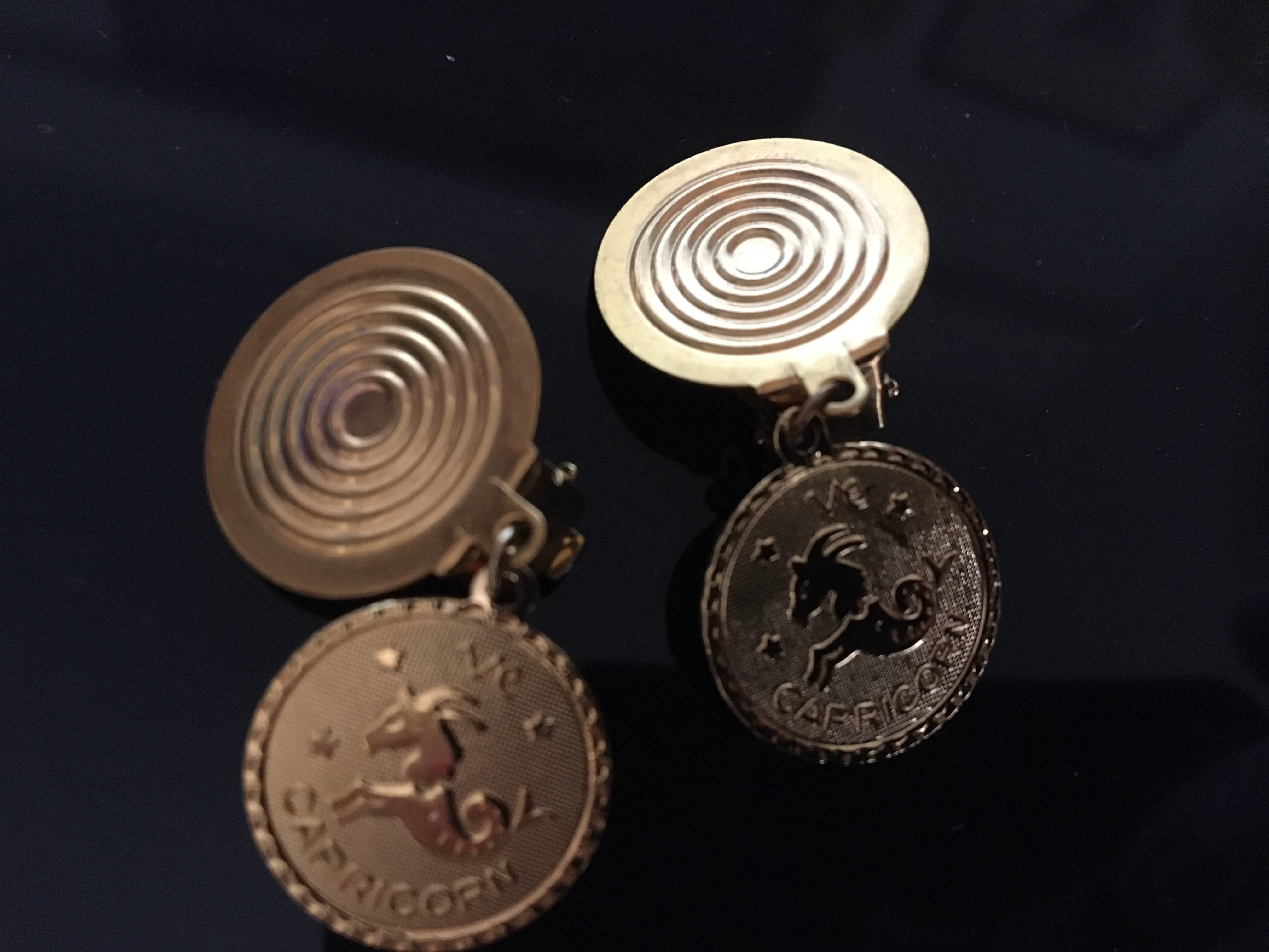 Boucles d’oreilles à clip neuves avec le signe de Capricorne