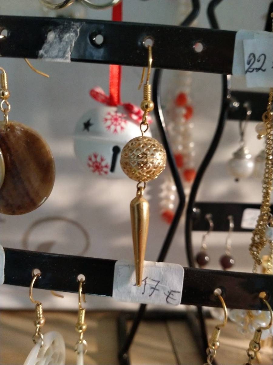 Boucles d’oreilles perle ajourée et goutte plaquée or crochet ou clip