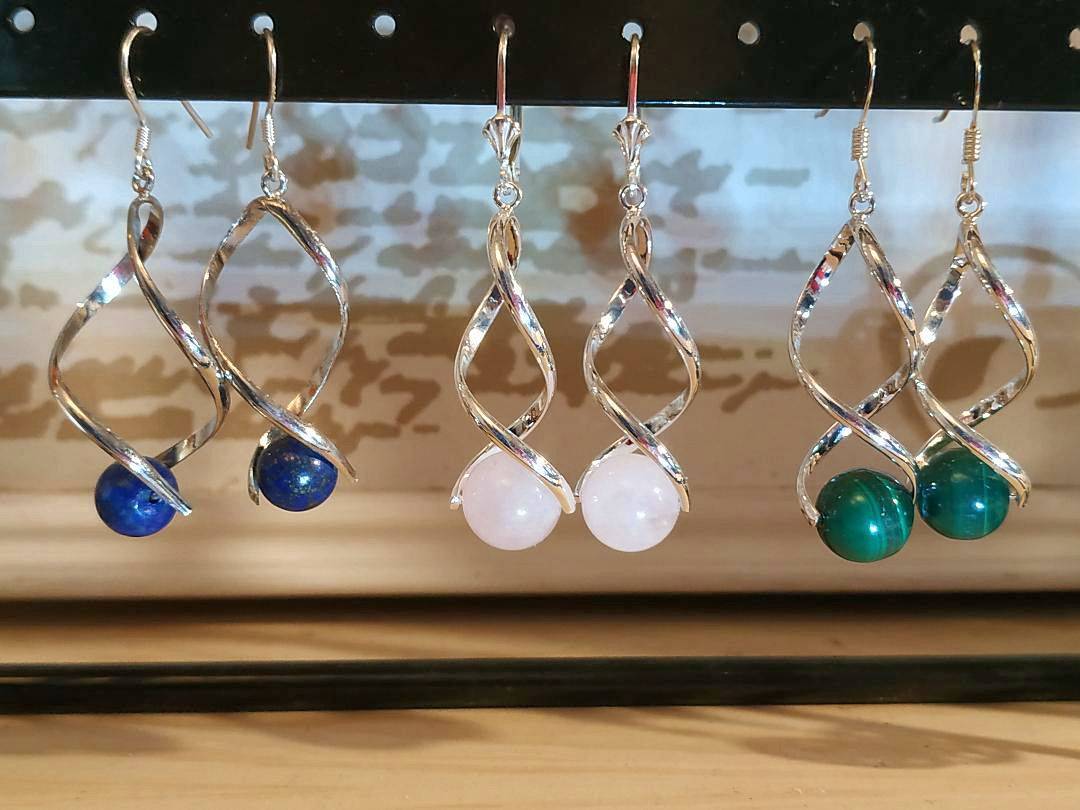 Vends boucles d’oreilles tourbillon et pierre crochet ou autre