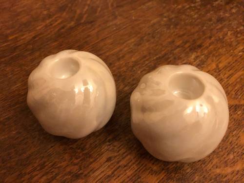 2 bougeoirs en céramique blanche nacrée
