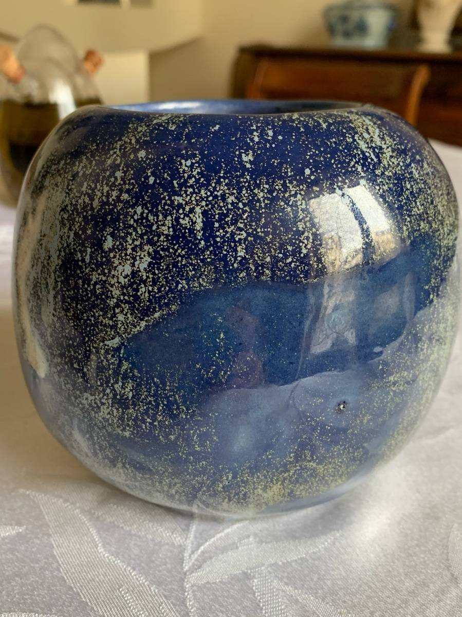 Joli vase boule signé