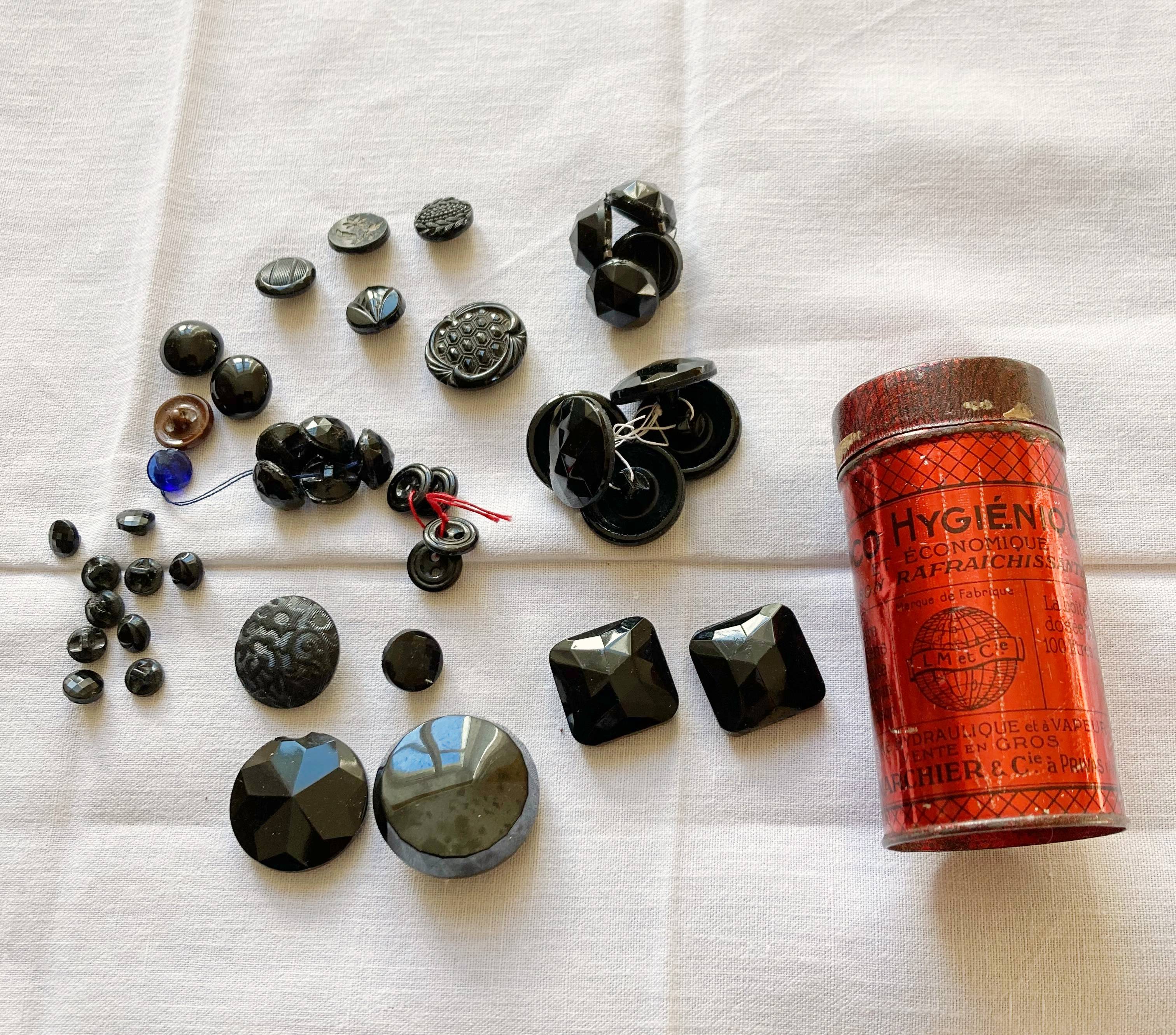 Lot De 10 Boutons Anciens En Verre à Patte - Neufs De Stock - Fabriqués En France