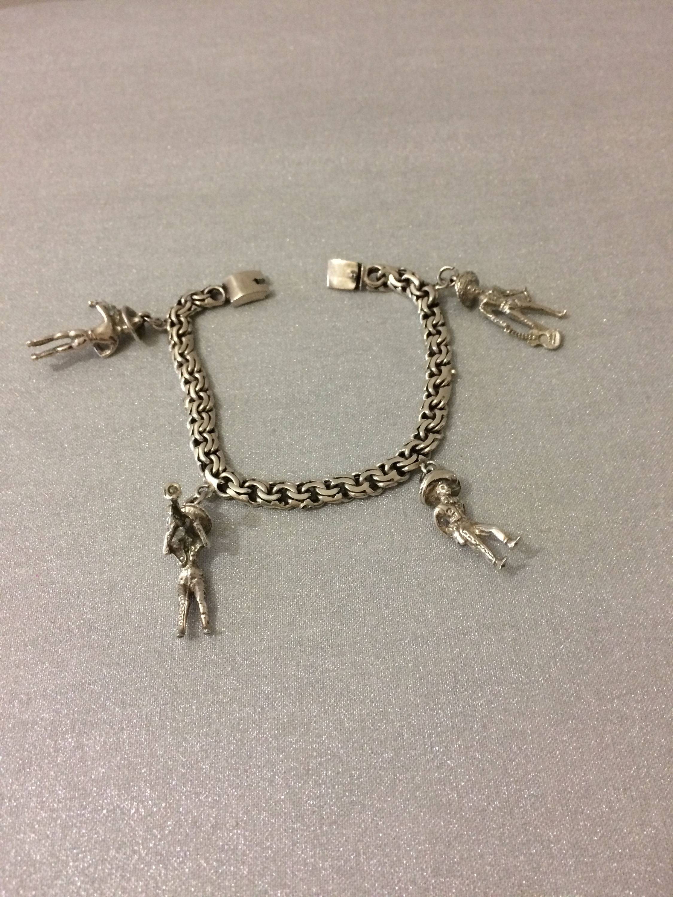 BRACELET A BRELOQUES EN ARGENT