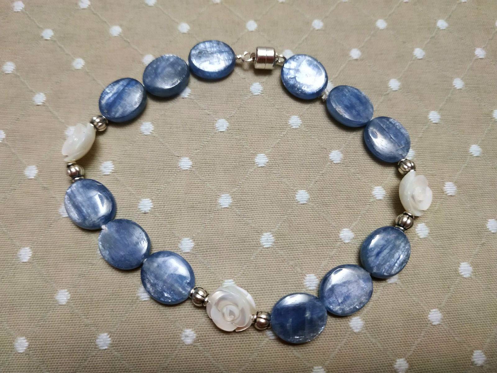 Vends bracelet de cyanite et fleurs de nacre