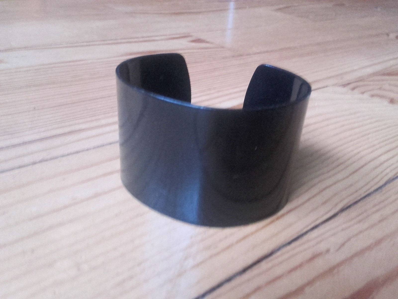 Bracelet manchette en métal noir très bon état