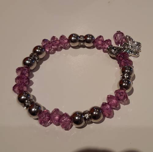 Bracelet en perles argent et violet avec papillon