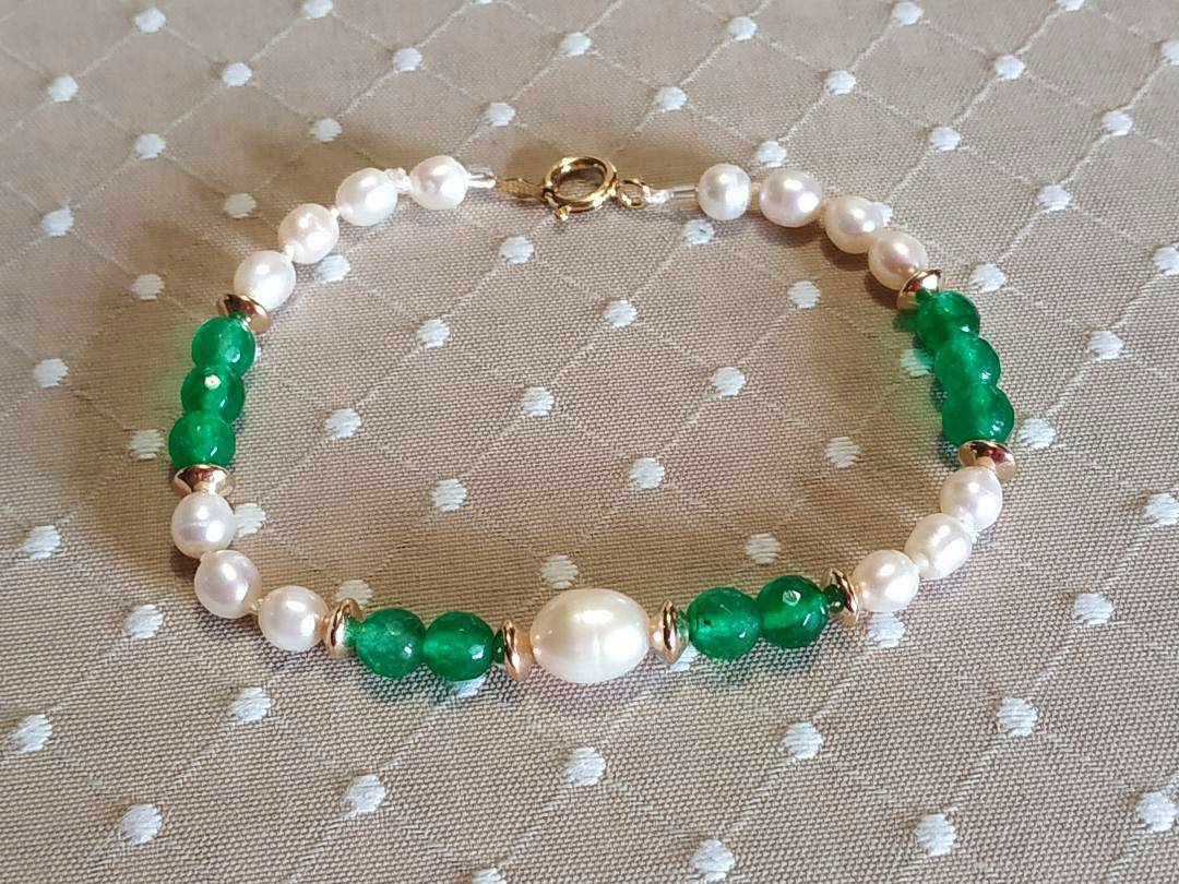 Bracelet de perles de culture et perles d’émeraudes