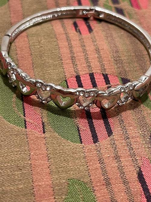 Joli bracelet rigide en métal argenté avec des coeurs- Idéal cadeau