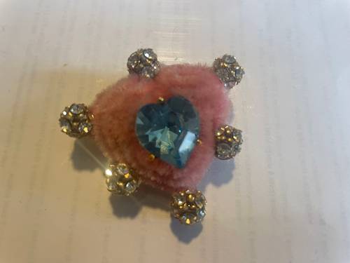 Vends broche cœur rose boules strass + cœur strass bleu ciel Christian Lacroix