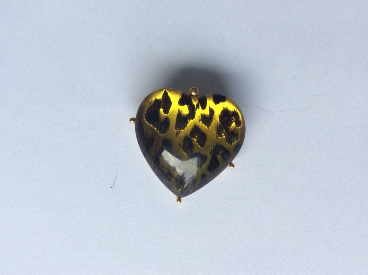 Broche en forme de cœur noir et doré d’Yves Saint-Laurent