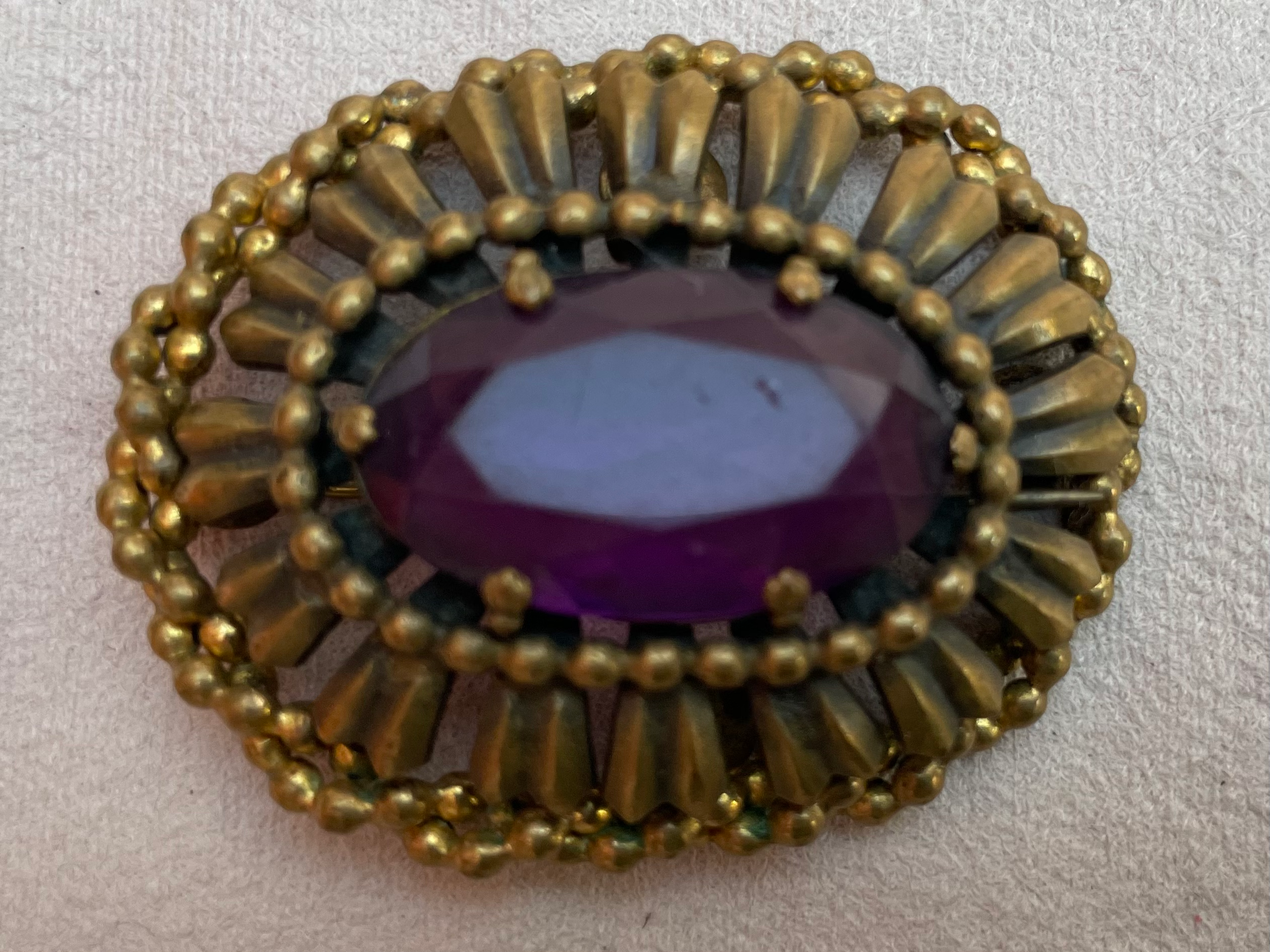 Broche métal doré et verre violet années 1930