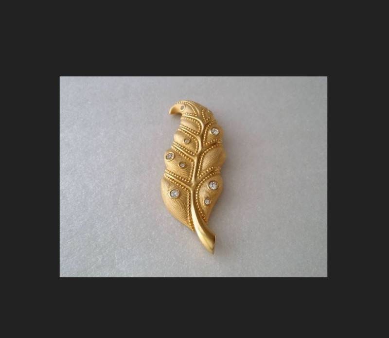 Broche plaquée or Swarovski en forme de feuille
