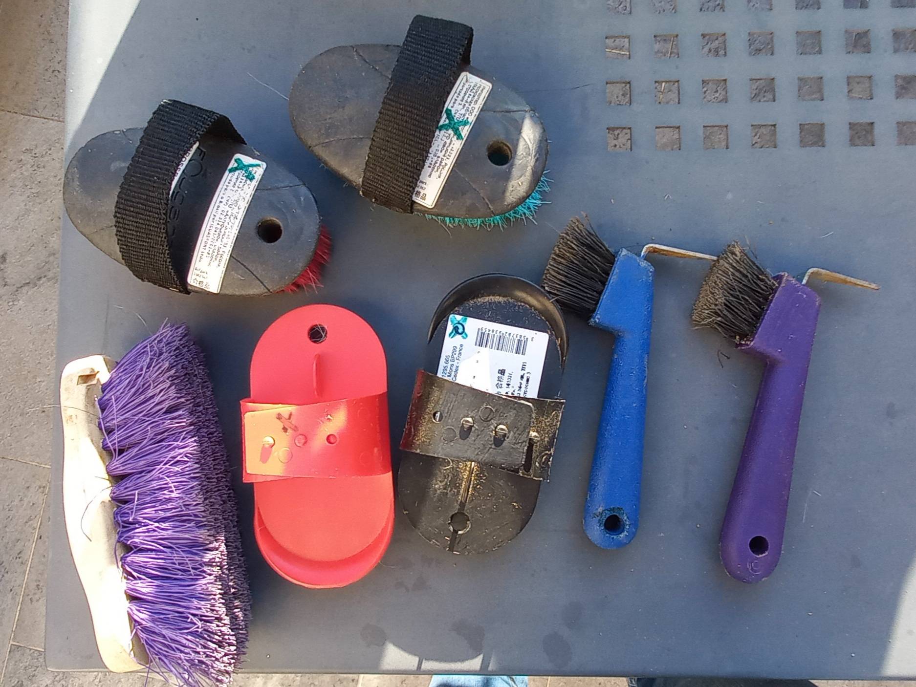 Vends brosses de pansage et cure-pied