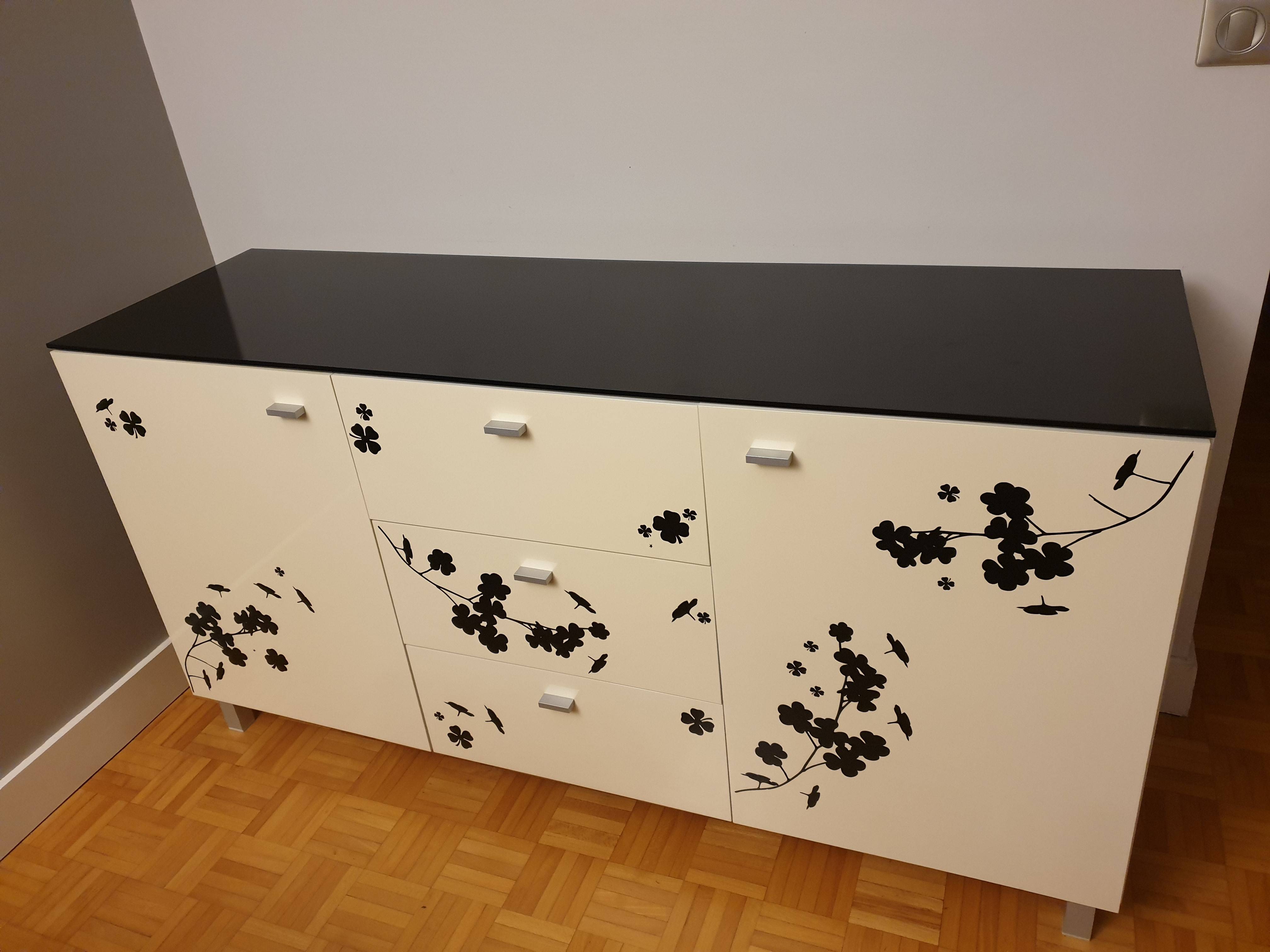 Buffet laqu?� blanc et noir sur Gens de Confiance