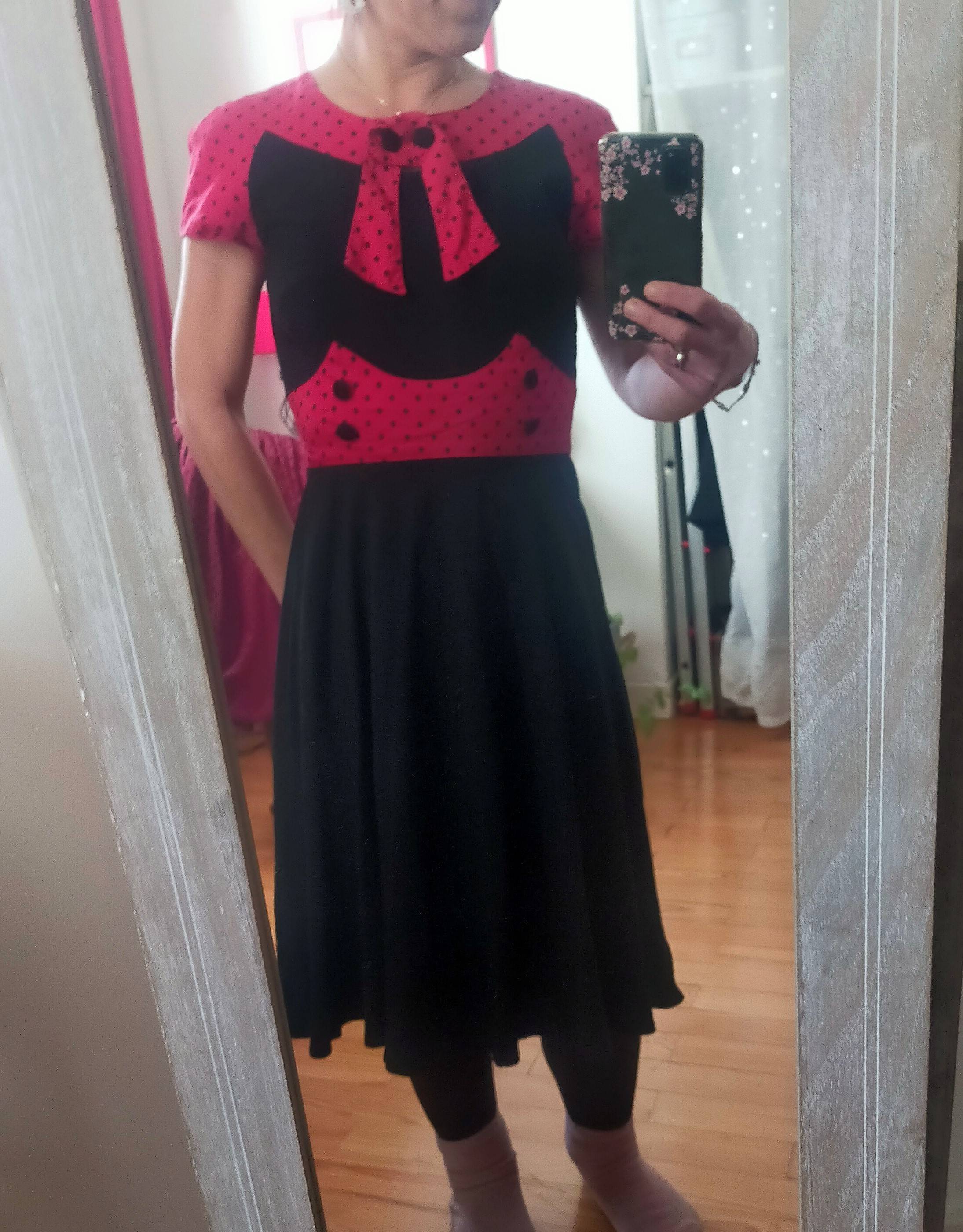 Robe Hell Bunny noire avec détails rouges à pois, taille S