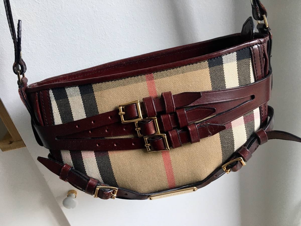 Vends sac Burberry en toile Nova Check et cuir burgundy, un classique indémodable
