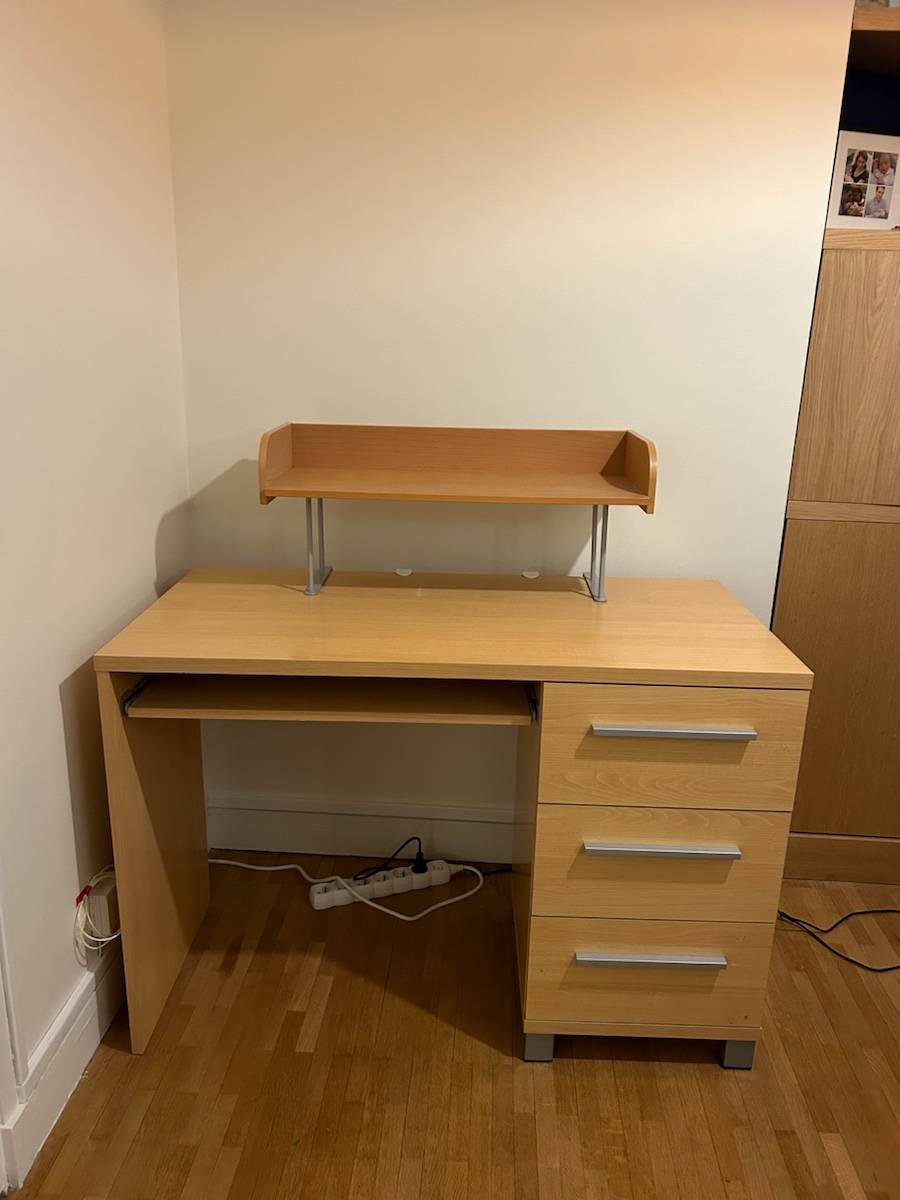 Vends beau bureau avec tiroirs et espace clavier