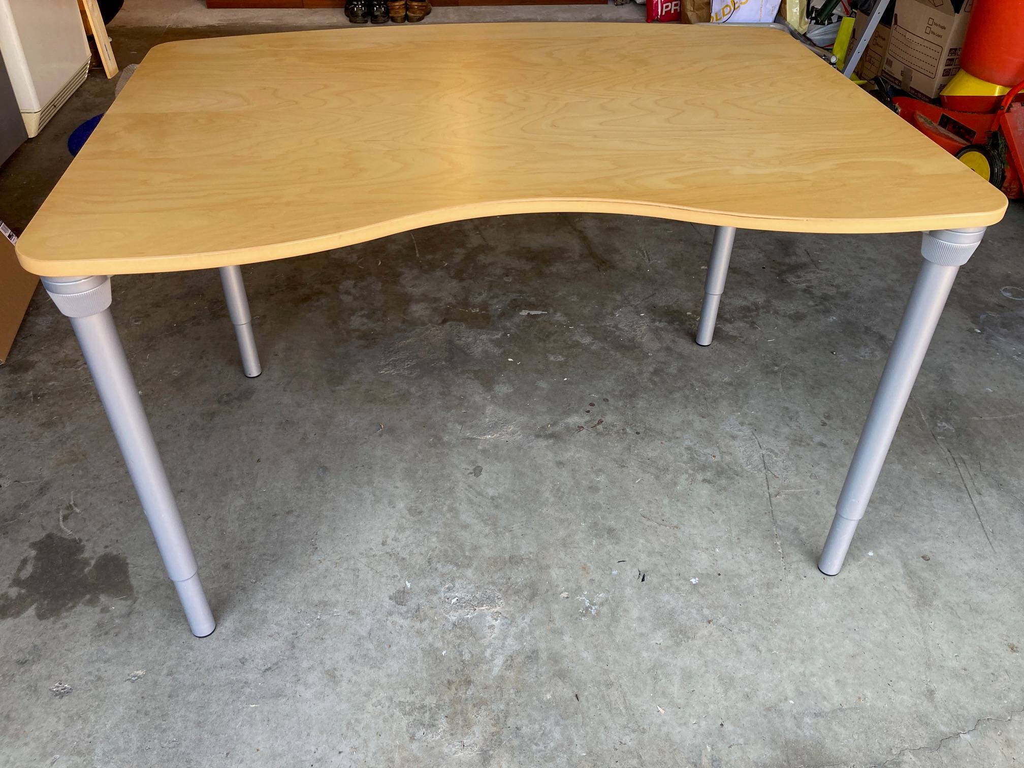 Bureau Ikéa Cacahuette – Plateau Blanc, Pieds Rouges, Style Contemporain (Très Bon état)