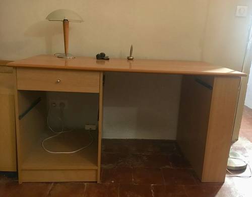Bureau en bois clair melaminé