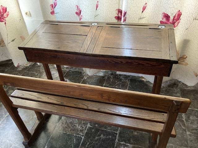 Vends bureau écolier avec encriers en porcelaine, très bon état