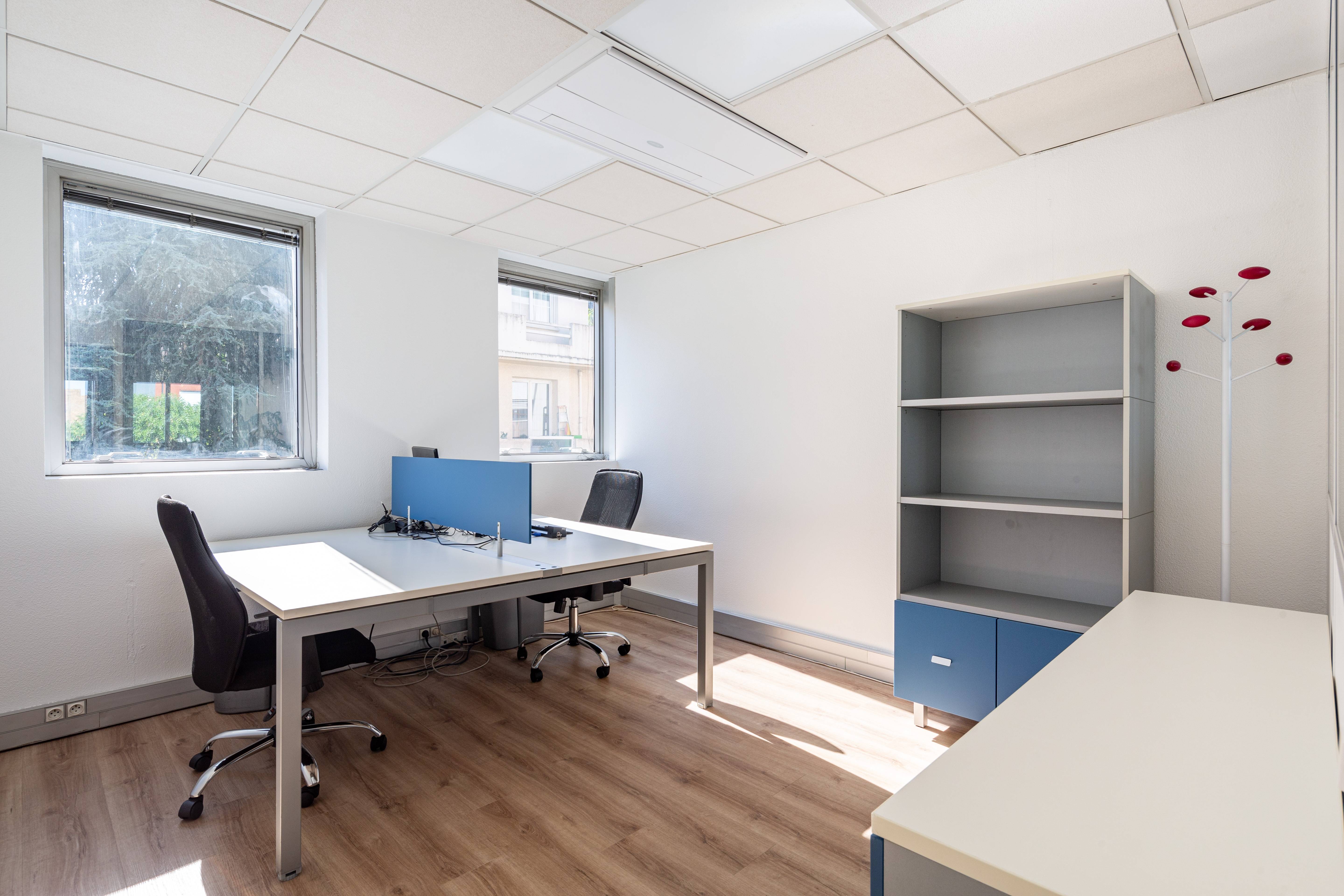 Loue bureau fermé 2 postes à Issy-les-Moulineaux - 15m²