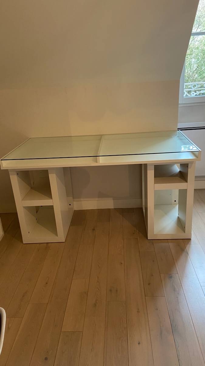 Bureau plateau verre Ikea sur Gens de Confiance