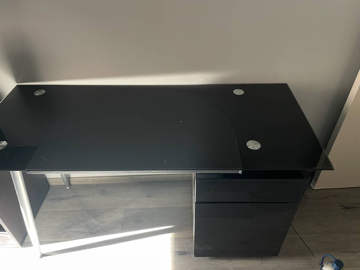 Bureau en verre teinte noir
