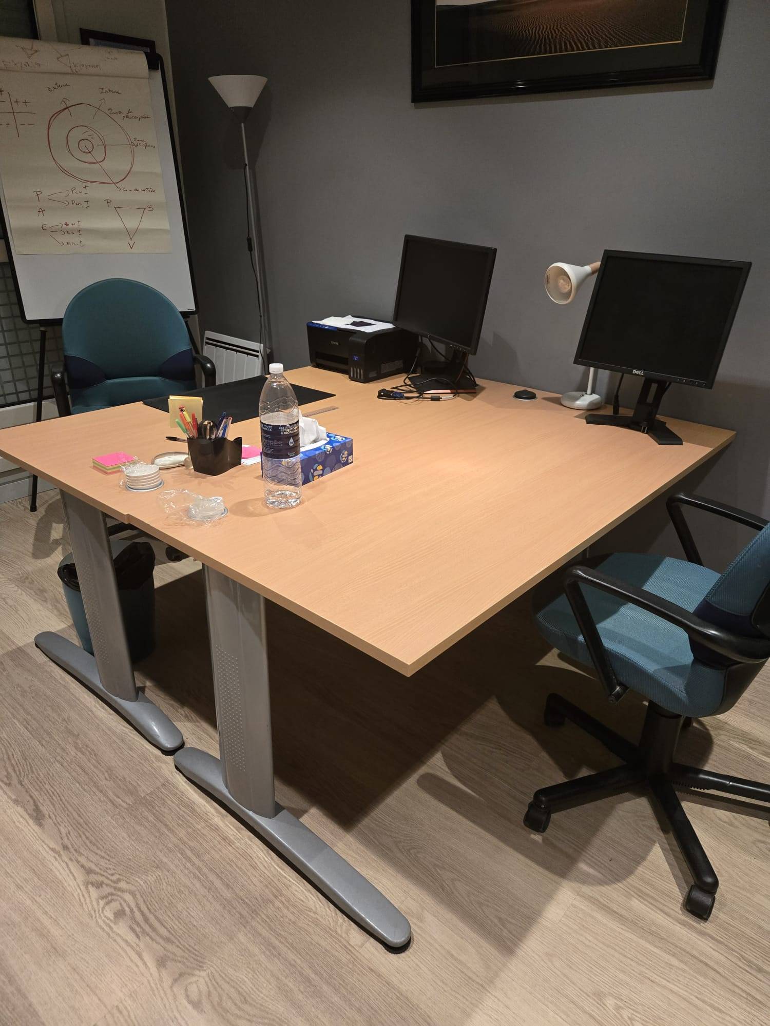 2 bureaux et 2 caissons en bon état