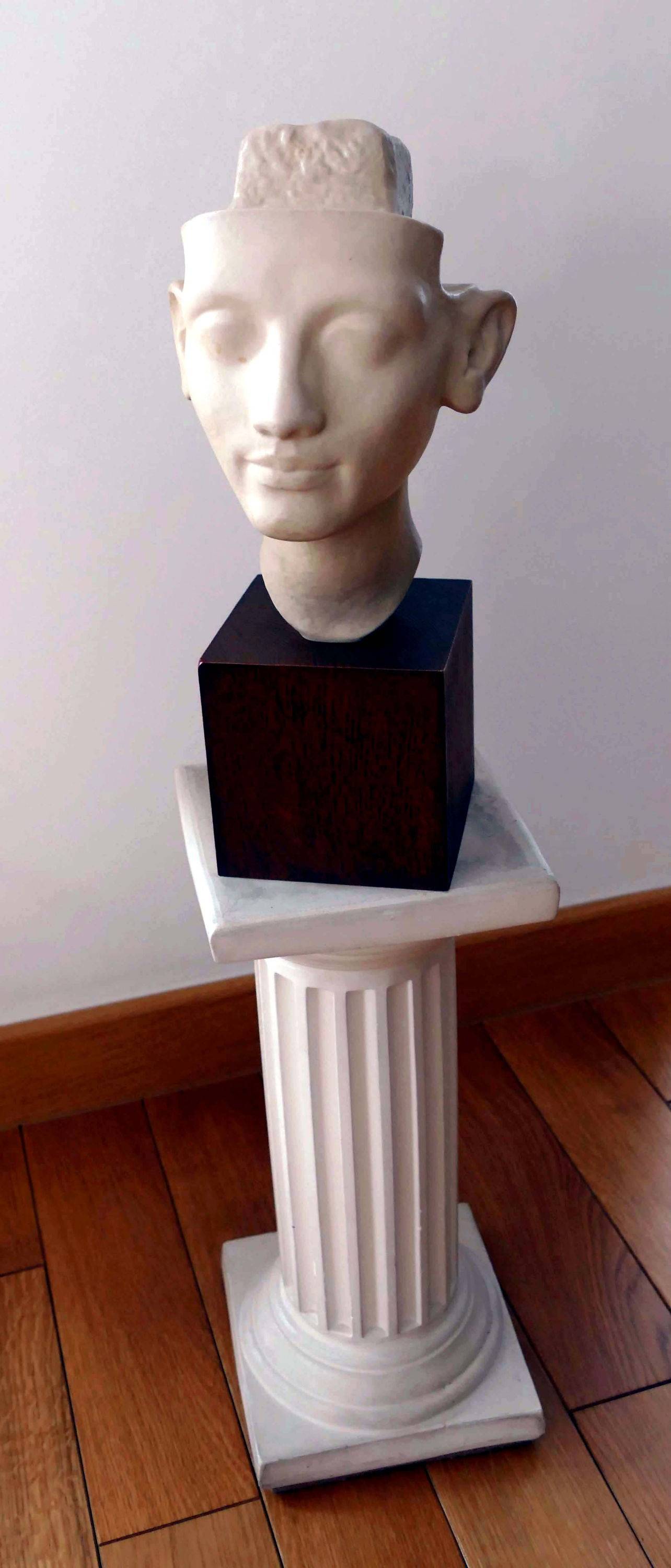 Egypte - buste de Néfertiti sur socle en bois et colonne en plâtre