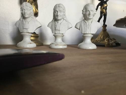 3 bustes sur socles en biscuit de porcelaine de la Fontaine,Molière et Rousseau de 11,5 cm