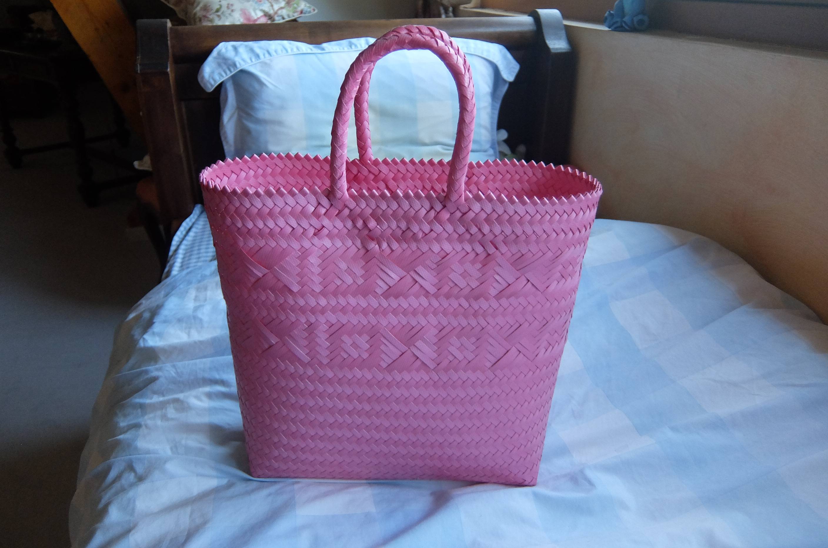 Vends joli cabas en paille rose neuf