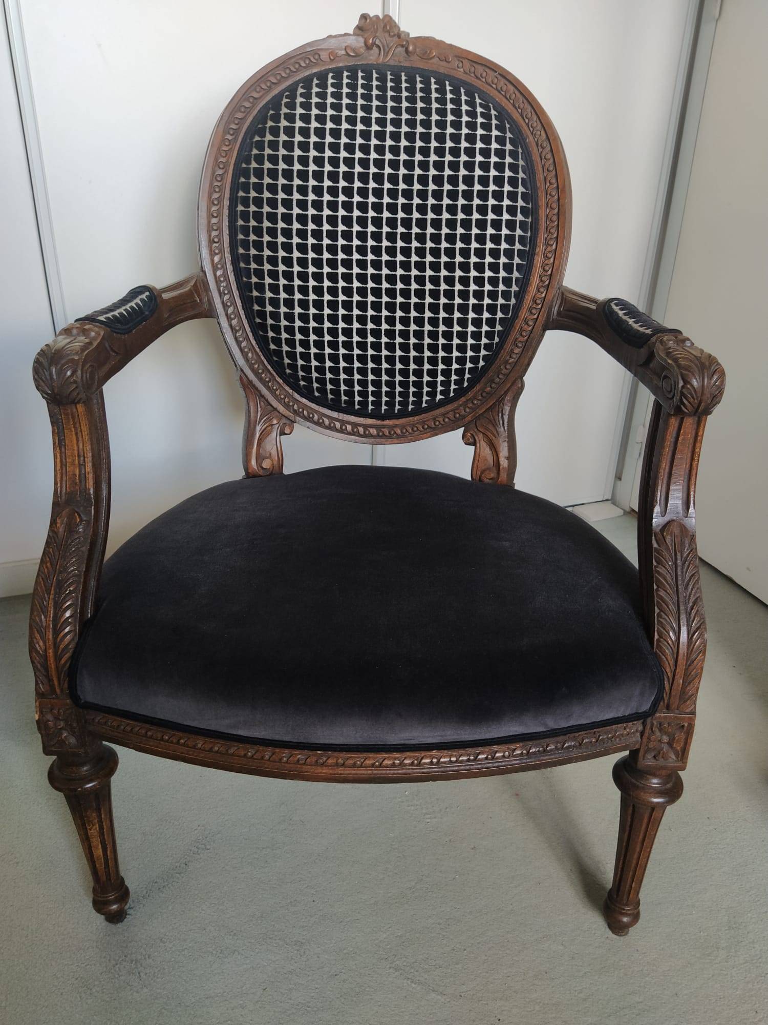 Cabriolet Louis XVI dossier médaillon. Garniture velour