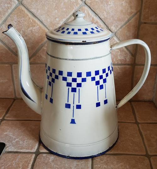 Cafetière émaillée ancienne décor "lustucru"