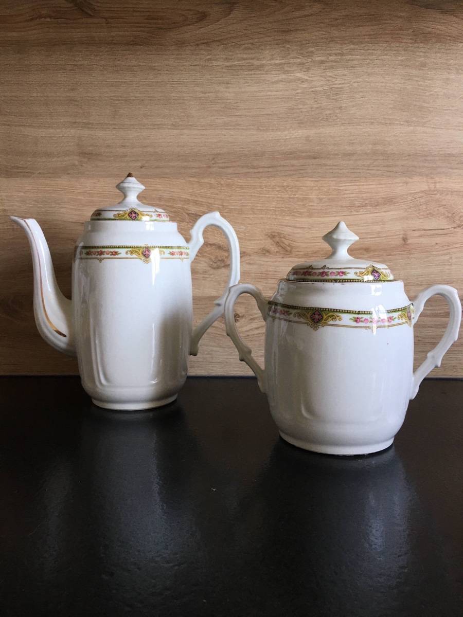 Cafetière et sucrier en porcelaine
