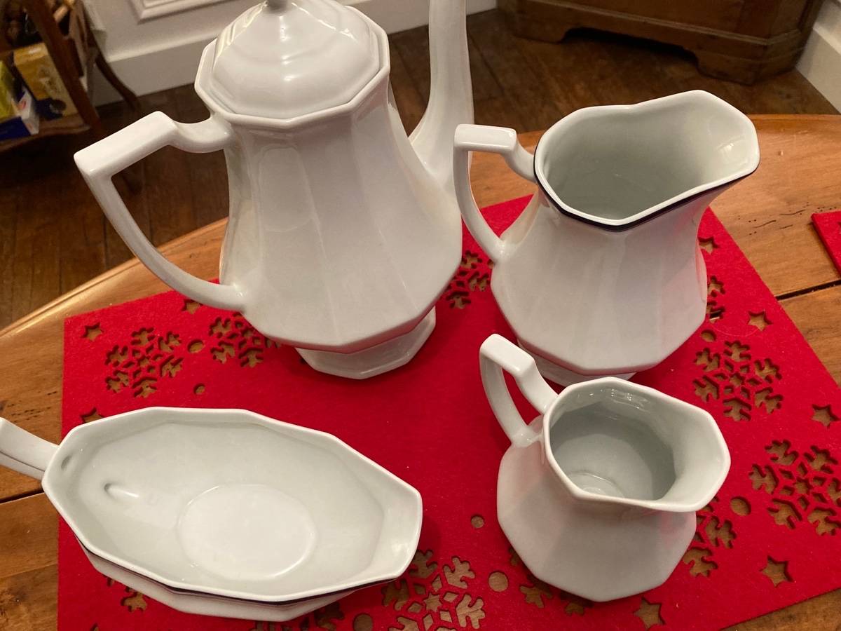 Cafetière ou théière, pot à eau, pot à lait, saucière, tasses et soucoupes