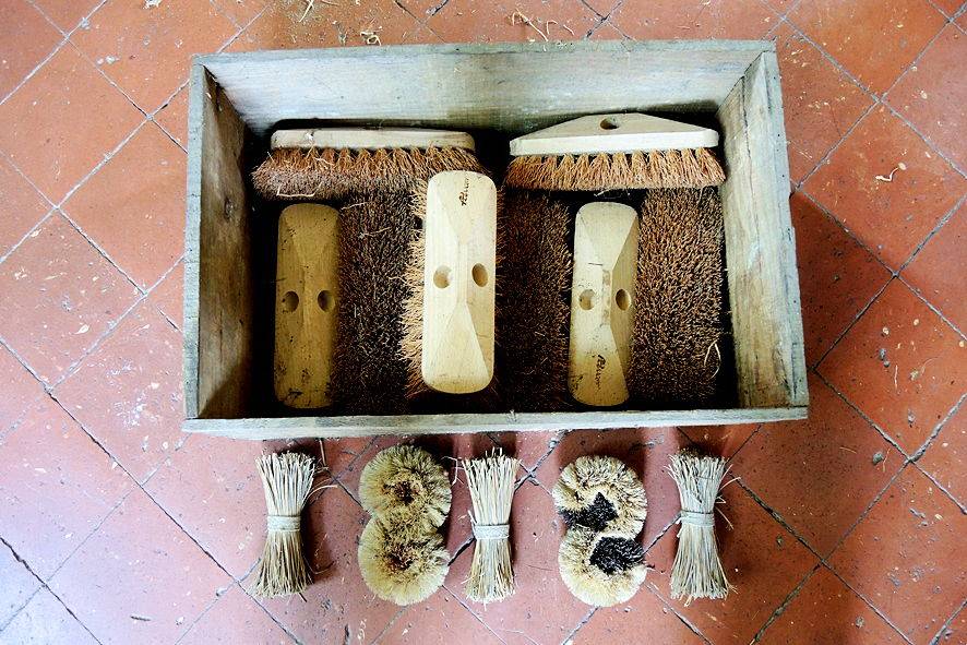 Vends cageot vintage de brosses et têtes de balai en paille