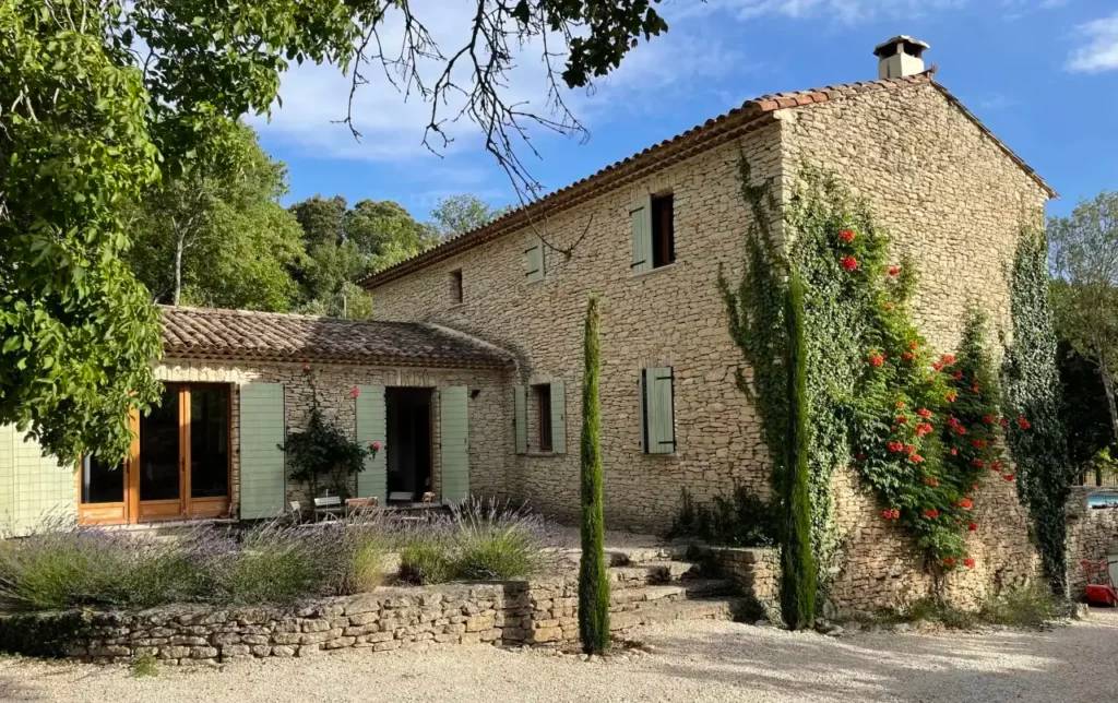 Loue Mas au calme à Gordes (84) dans son écrin de verdure 8 couchages