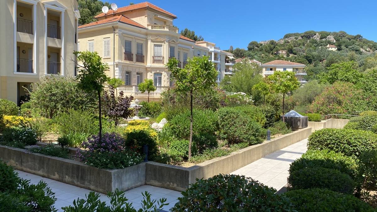 Loue appartement 80m² lumineux, calme, avec piscine et terrasse, belle vue - 5 couchages - Hyères (83)