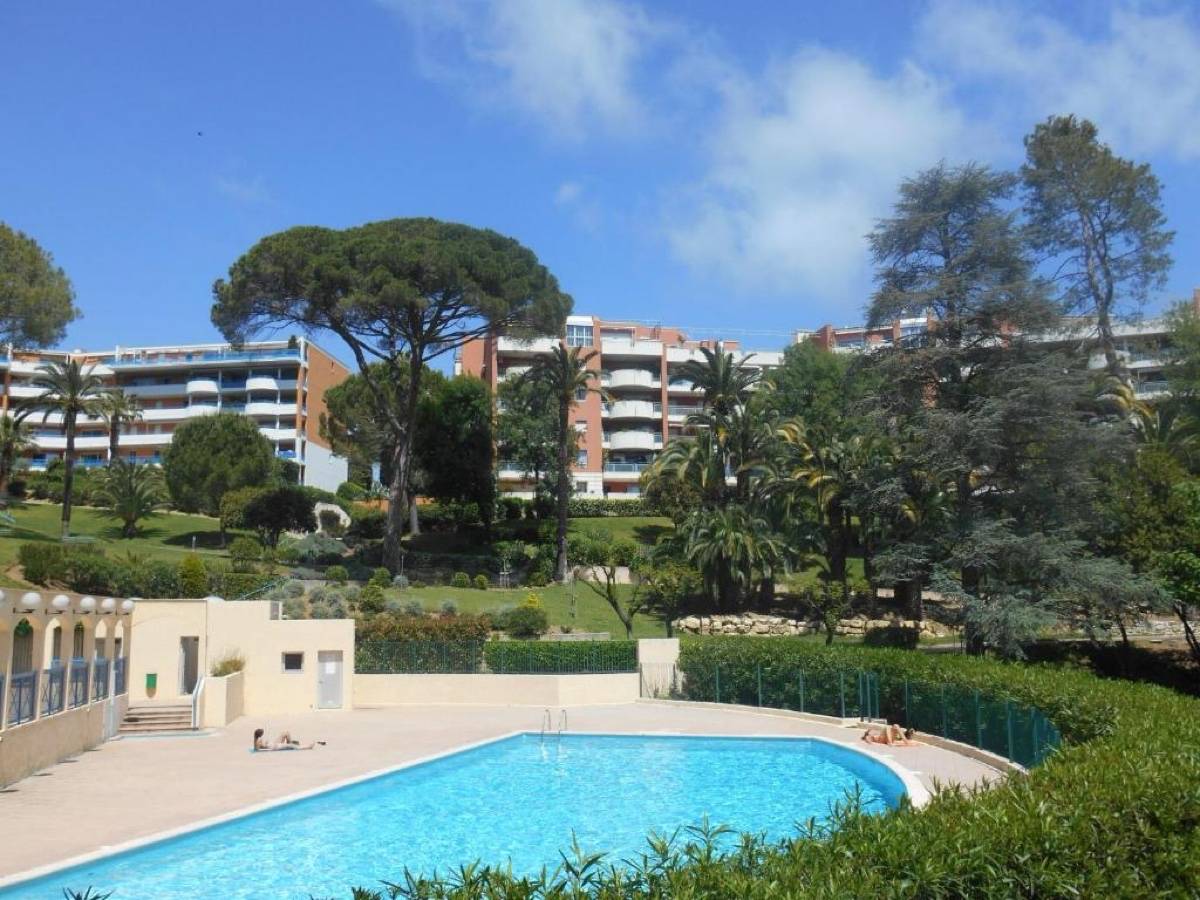 Loue appartement 52m² Cannes résidentiel, 2 pièces, vue mer, piscine, golf, tennis, parc 4 hectares, gardien
